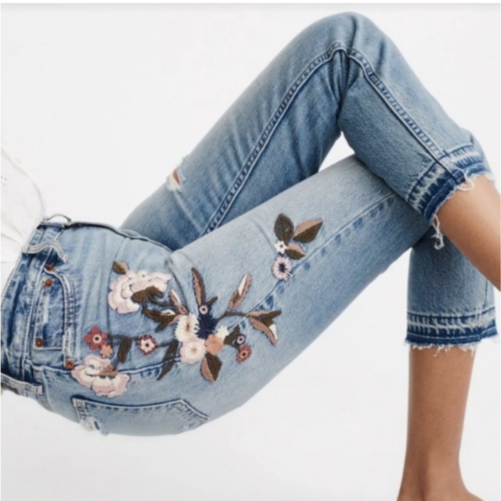 ABERCROMBIE & FITCH Annie Floral Embroidered Girlfriend Jeans size 24/00